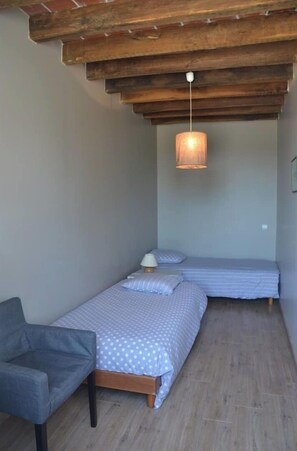 4 habitaciones, tabla de planchar con plancha y wifi gratis 