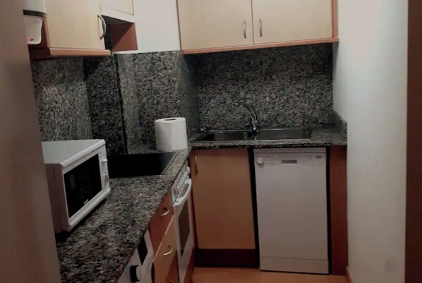 Réfrigérateur, four à micro-ondes, un four, surface de cuisson