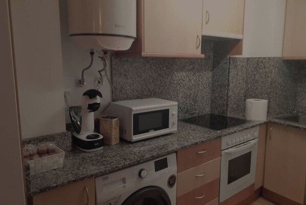 ثلاجة، ميكروويف، فرن، موقد طهي مسطح