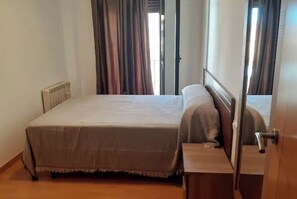 2 عدّة غرف نوم ومكواة/لوح كي وسرير سفر وواي فاي مجانًا