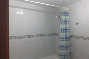 Douche, sèche-cheveux, serviettes fournies, papier toilette