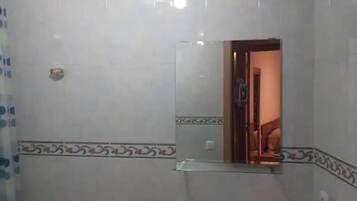 Dusche, Haartrockner, Handtücher, Toilettenpapier