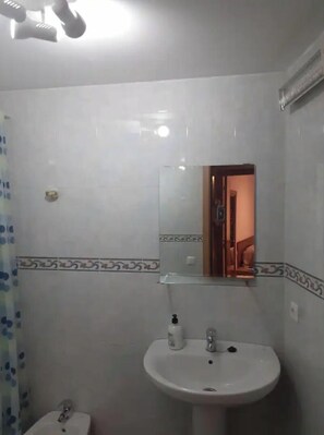 تجهيزات دش، مجففات شعر، مناشف، ورق حمّام