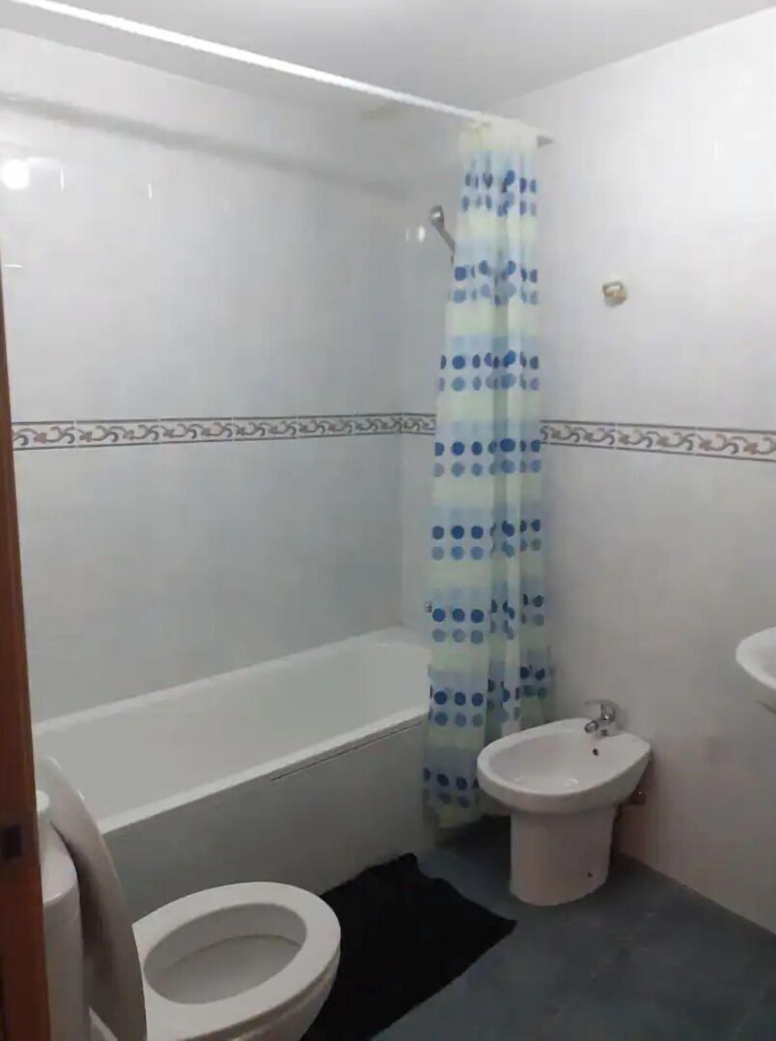 Een douche, een haardroger, handdoeken, toiletpapier