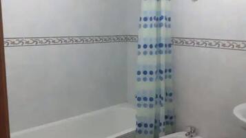 Een douche, een haardroger, handdoeken, toiletpapier
