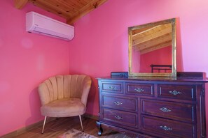 Interior - Maritinas Stone House & Apartment On The Beach (Pyrgos)