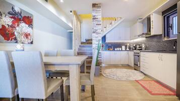 Family Apartment, Multiple Bedrooms, Sea Facing (Maritinas Stone Apartment On The) | Dining