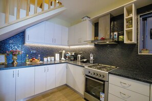 Familienapartment, Mehrere Schlafzimmer, Meerseite (Maritinas Stone Apartment On The) | Eigene Küche | Kühlschrank, Ofen, Herdplatte, Wasserkocher mit Kaffee-/Teezubehör