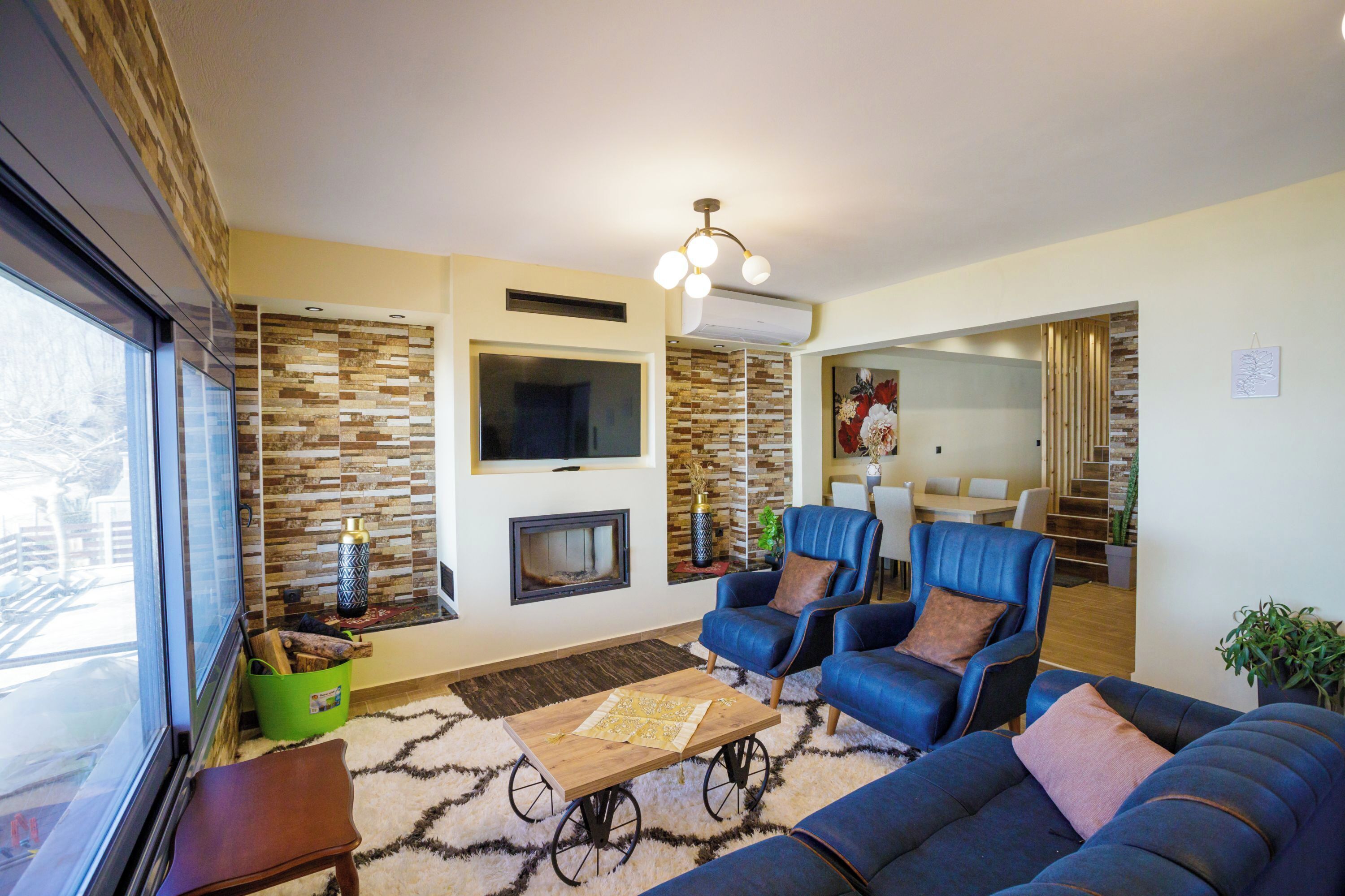 家庭公寓, 多间卧室, 临海 (Maritinas Stone Apartment On The) | 起居区 | 21-英寸电视 （配备有线频道）、壁炉