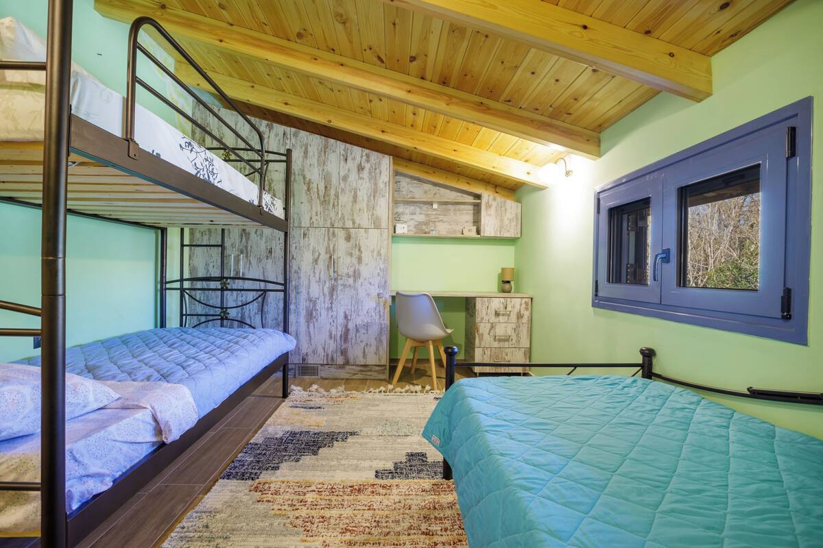 Apartamento família, vários quartos, de frente para o mar (Maritinas Stone Apartment On The) | 3 quartos, ferros/tábuas de passar roupa, roupa de cama