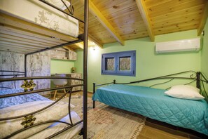 Family Apartment, Multiple Bedrooms, Sea Facing (Maritinas Stone Apartment On The) - Maritinas Stone House & Apartment On The Beach (Pyrgos)