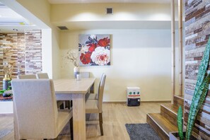 家庭公寓, 多間臥室, 面海 (Maritinas Stone Apartment On The) | 用餐區