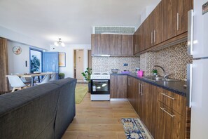 Familiehus, flere soverom, sjøvendt (Maritinas Stone House On The Beach) | Eget kjøkken | Kjøleskap, ovn, kokeplater og kaffetrakter/tekoker