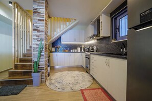 Familienapartment, Mehrere Schlafzimmer, Meerseite (Maritinas Stone Apartment On The) | Eigene Küche | Kühlschrank, Ofen, Herdplatte, Wasserkocher mit Kaffee-/Teezubehör