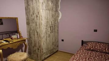 3 bedrooms, iron/ironing board, bed sheets