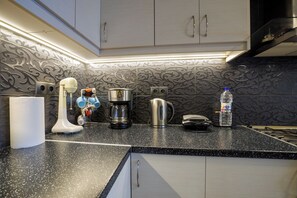 Appartamento familiare, camere multiple, fronte mare (Maritinas Stone Apartment On The) | Cucina privata | Frigorifero, forno, piano cottura, macchina per tè/caffè