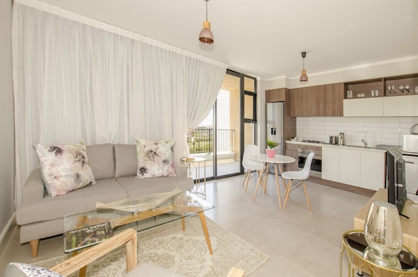 Deluxe-Apartment | Wohnbereich | 42-Zoll-Flachbildfernseher mit Kabelempfang, Fernseher, Netflix