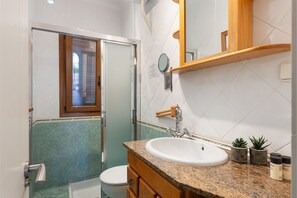 Douche, sĂšche-cheveux, serviettes fournies, savon
