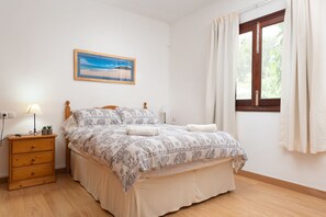 3 makuuhuonetta, työpöytÀ, silitysrauta/-lauta, vauvan matkasÀnky