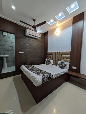 Deluxe AC Small Room | Free WiFi - Hotel Vrindavan Palace (Aligarh)