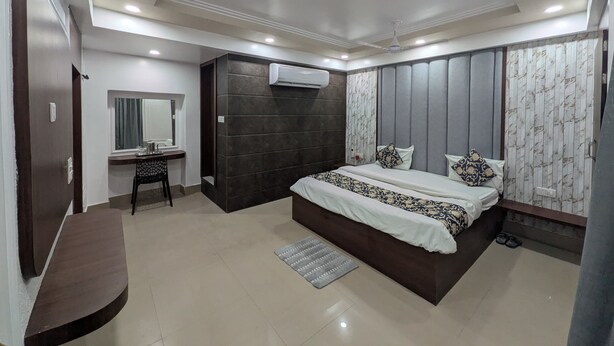 Un dormitorio moderno con una cama grande, un escritorio y un tocador.