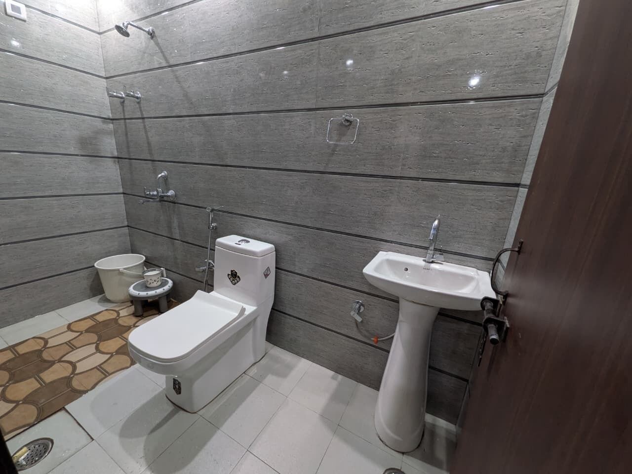 Un baño con inodoro, bidé y lavamanos.