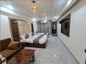 Habitación (Standard Triple Bed AC) | Fachada del alojamiento