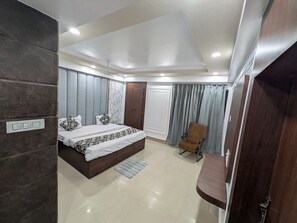 ห้องเอ็กเซกคิวทีฟ (Standard Double Bed AC) | Wi-Fi ฟรี
