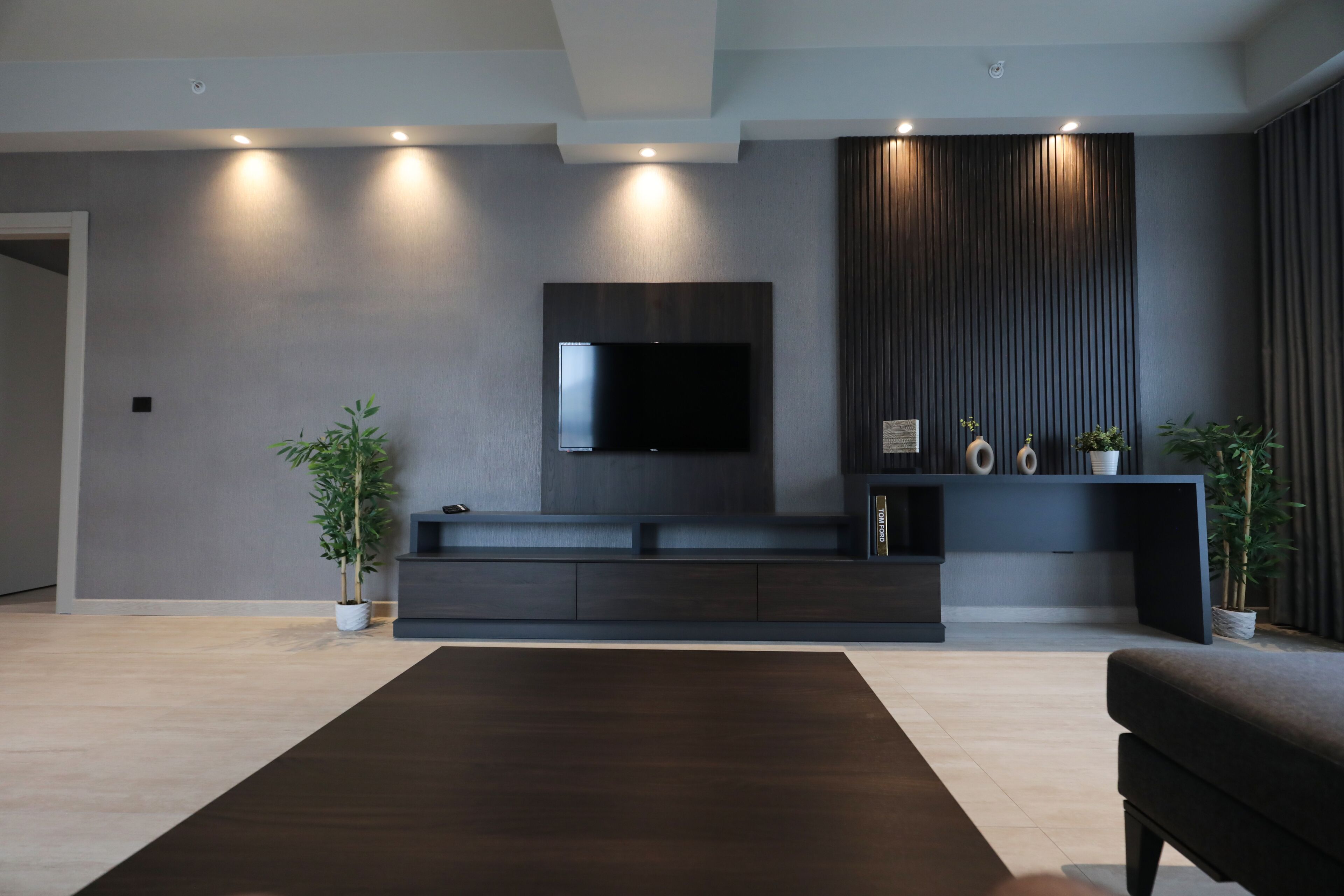 Suite familiar, 1 habitación | Área de sala de estar | Smart TV de 50 pulgadas con canales por cable, televisión y Netflix 