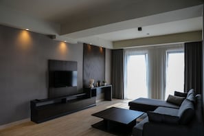 Suite familiar, 1 dormitori | Sala d'estar | Televisor intel·ligent de 50 polzades amb canals per cable i televisor
