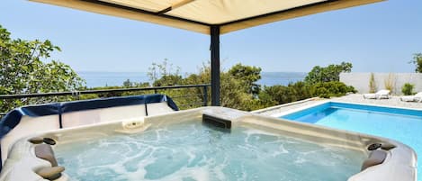 Outdoor spa tub