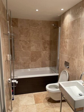 Appartement, 1 très grand lit et 1 canapé-lit | Salle de bain | Ensemble douche/baignoire, baignoire relaxante profonde