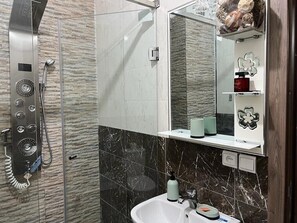 Bruser, håndklæder, Sæbe, Toiletpapir