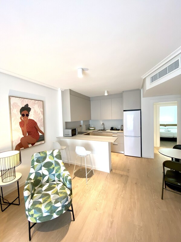 Un apartamento moderno con cocina, comedor y sala de estar.