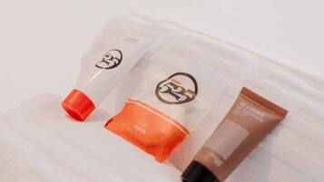 Trois articles de toilette posés sur une serviette blanche.