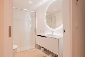 Standard Apartment | Bathroom