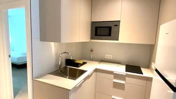 Apartamento estándar | Cocina privada | Frigorífico grande, microondas, placa de cocina y cafetera o tetera