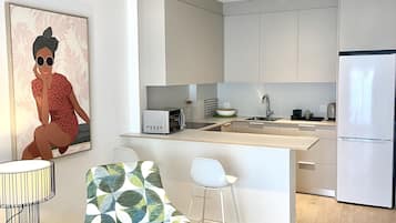 Standaard appartement, 2 slaapkamers, keuken, op benedenverdieping | Privékeuken | Een koelkast met diepvriezer, een microgolfoven, een kookplaat