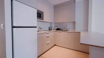 Apartamento estándar | Cocina privada | Frigorífico grande, microondas, placa de cocina y cafetera o tetera