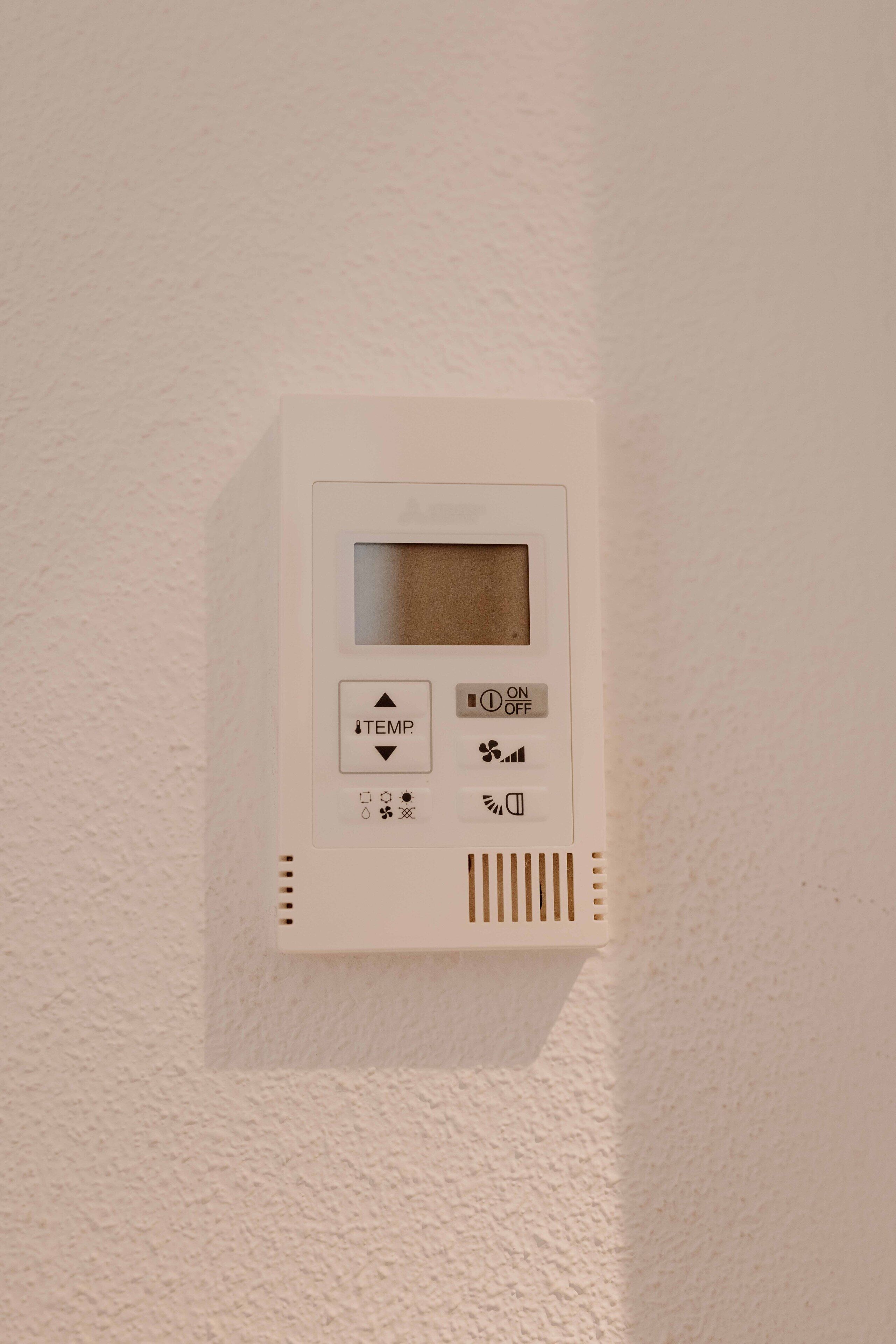 Un termostato instalado en una pared con textura.