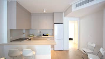 Apartamento standard, 2 quartos, cozinha, no piso térreo | Cozinha privada | Geladeira grande, micro-ondas, cooktop, cafeteira/chaleira