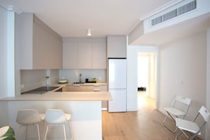 Apartamento estándar, 2 habitaciones, cocina, planta baja | Cocina privada | Frigorífico grande, microondas, placa de cocina y cafetera o tetera