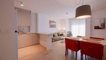 Apartamento estándar | Zona de estar | Smart TV de 50 pulgadas con canales digitales, una televisión