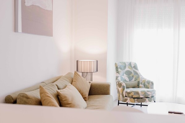 Leilighet – standard | Oppholdsområde | En 50-tommers smart-TV med digitale kanaler samt TV