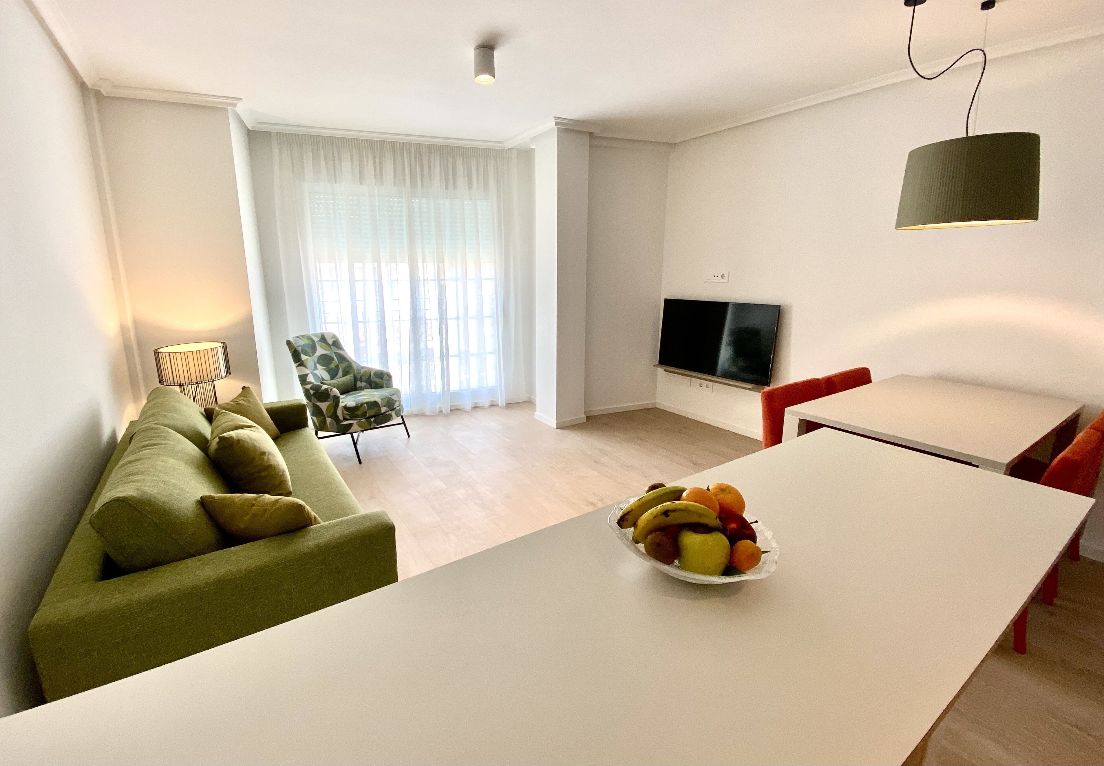 标准公寓 | 起居区 | 50-英寸智能电视 （配备数码频道）、电视