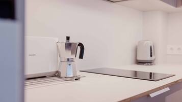 Cozinha moderna com cafeteira, torradeira e bancada elegante.