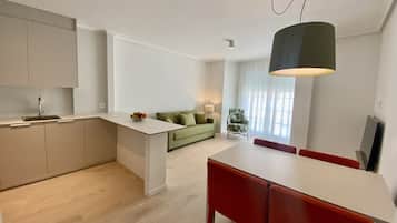 Standaard appartement | Woonruimte | Een 50-inch smart-tv met digitale zenders en televisie