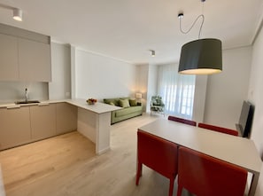 Apartamento estándar | Zona de estar | Smart TV de 50 pulgadas con canales digitales, una televisión