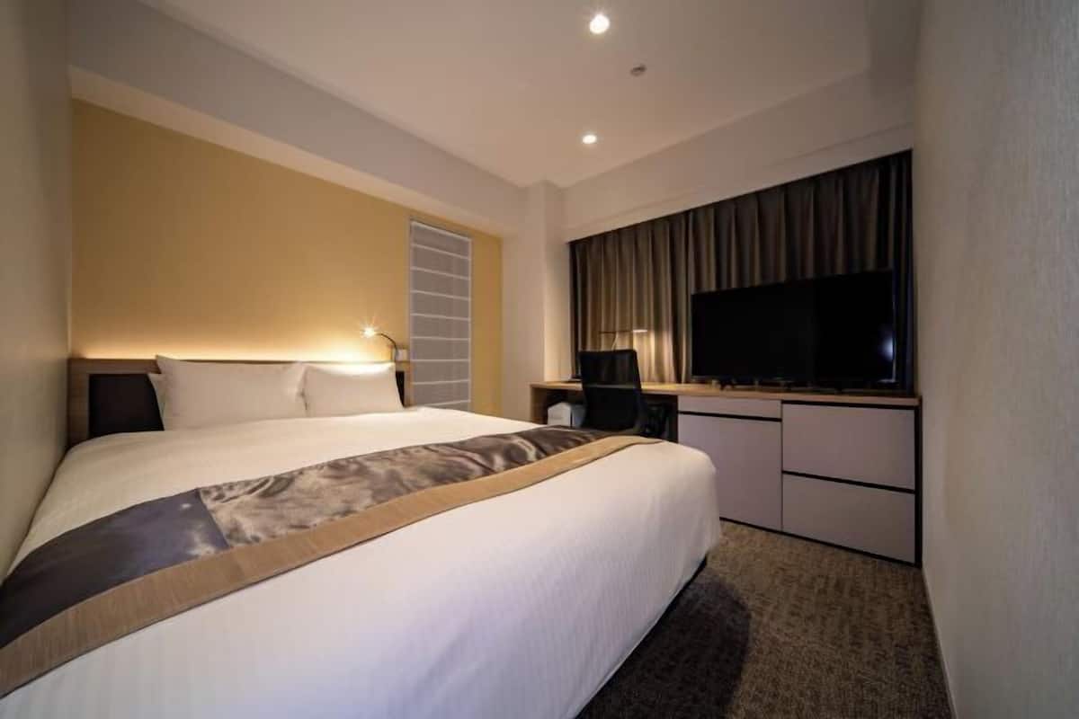 Down comforters, in-room safe, desk, laptop workspace