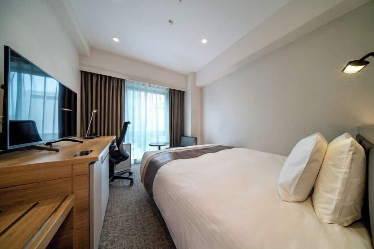 Down comforters, in-room safe, desk, laptop workspace